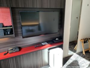 ベッド対面にテレビ